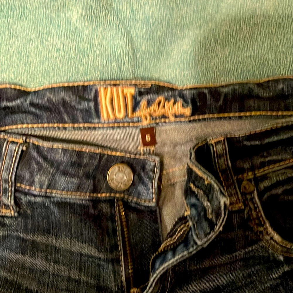 Adorable Bermuda cat jean shorts. Midrise style